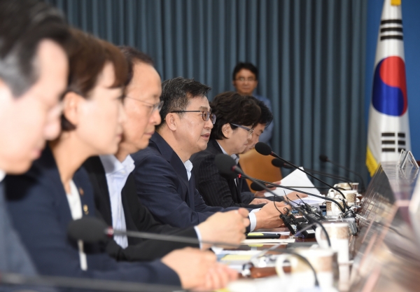 김동연 부총리 겸 기획재정부 장관이 8일 경제관계장관회의'를 주재하고 있다.