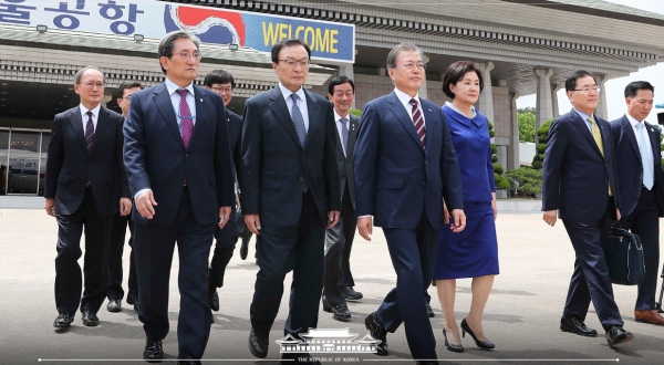 G20 참석차 일본으로 떠나는 문대통령/사진=청와대 제공