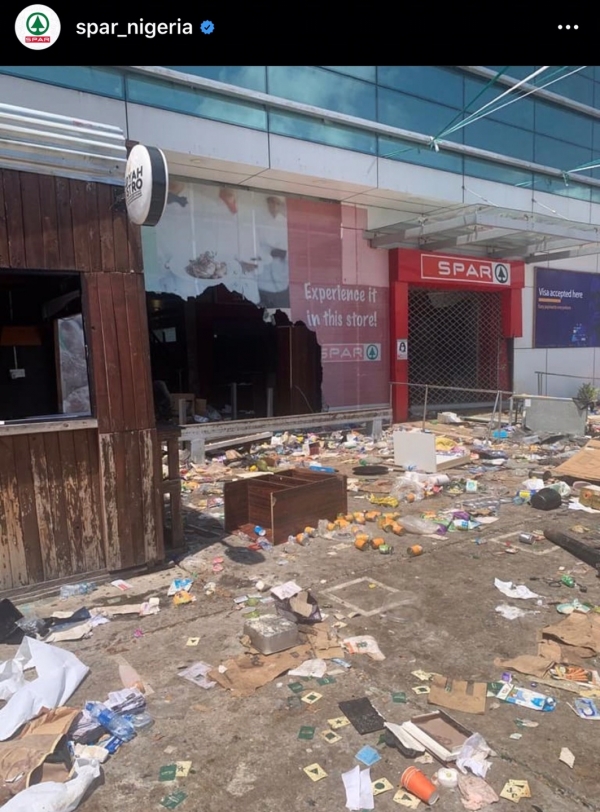 폭도들에 의해 파괴된 쇼핑몰, 출처: Spar Nigeria