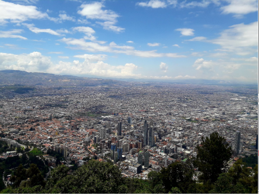 몬세라떼언덕(Monserrate)에서 내려다본 콜롬비아 수도 보고타의 전경. 사진: 김주헌
