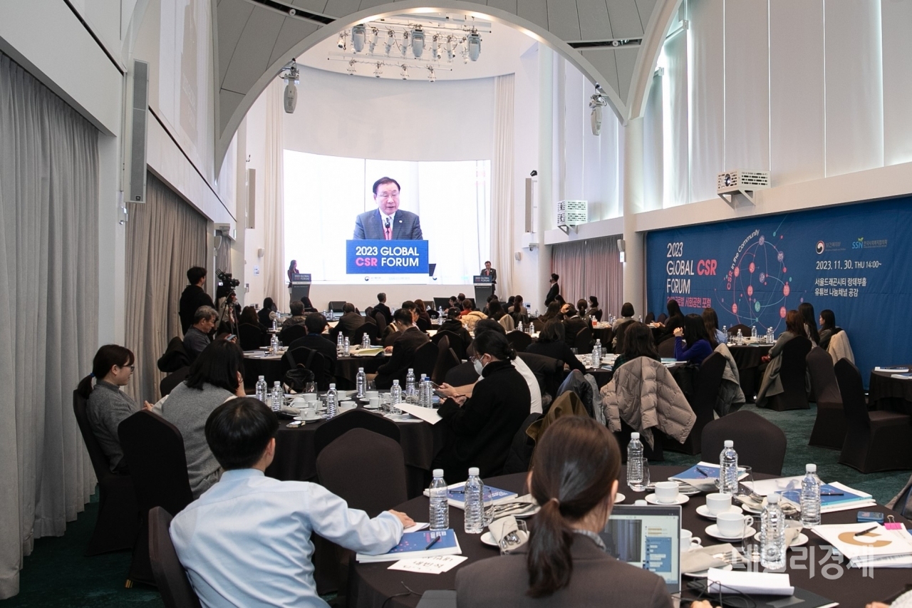 김성이 한국사회복지협의회 회장이 지난달 30일 ‘지역사회 기반형 사회공헌 추진전략 모색’을 주제로 열린 2023 글로벌 사회공헌 포럼에서 개회사를 하고 있다.