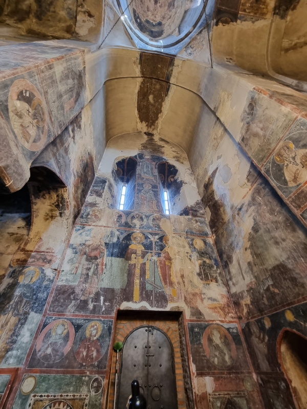 ❘대 성당 내부 프레스코화❘ 부분 훼손되었지만 일부 보존된 숙련되고 화려한 벽화다.