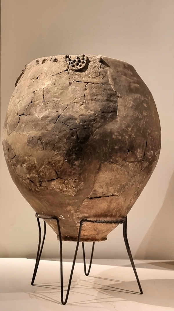 ❘ 8,000년 신석기 유물 포도 항아리  ❘  조지아 국립박물관에 소장된 포도 항아리이다.