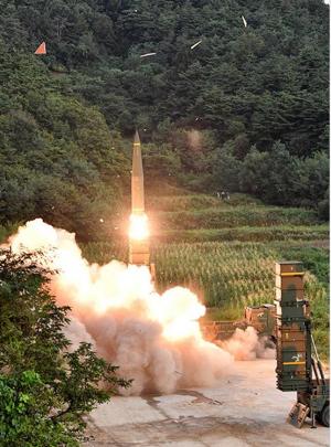 북한 핵실험 도발 직후 미사일 정밀타격 대북 무력 응징 시위..현무등 발사