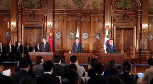 문재인 대통령, 북미 정상 잇고, 일본 중국 아우르는 외교력..한일중 정상회의 "판문점 선언 지지"