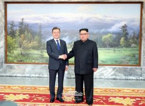 문재인대통령 "김정은 위원장, 비핵화 확고한 의지 보여..체제보장등 우려하는 듯"