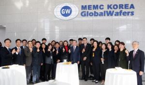 글로벌 반도체 소재 기업 유치한 문대통령, 자신감 피력 "한국, 세계최대 반도체 수요시장, 아무도 못건드려"