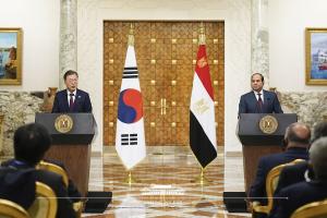 문 대통령,  'UAE 천궁-Ⅱ 수출' 이어 '이집트 K9자주포 계약 타결 협력 강조'