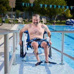 (주)웰에이블, 장애인의 날 맞아 수영장의무비치용품 입수용 휠체어 출시